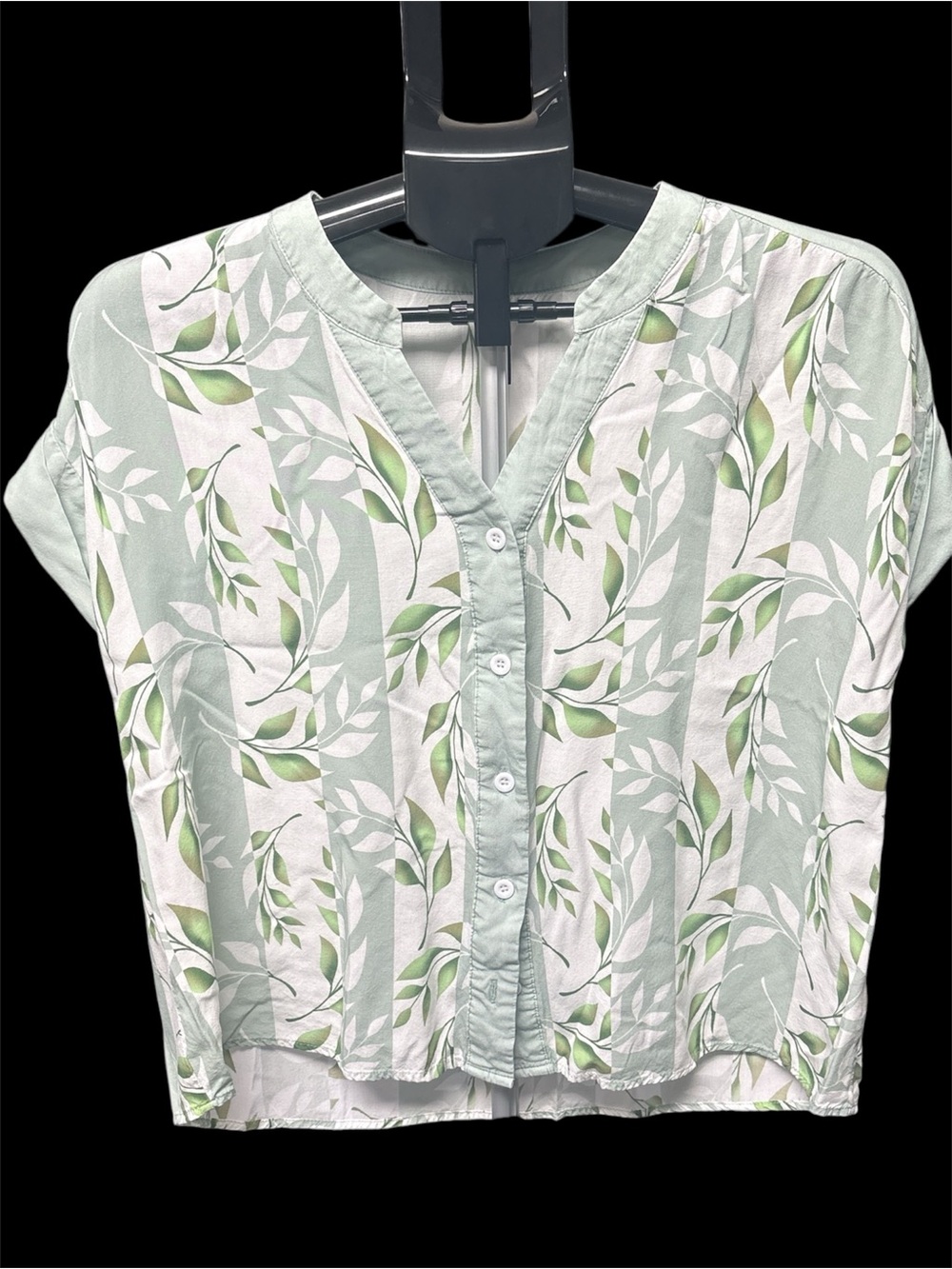 Women's Light Green Leaf-Print Button-Front Shirt